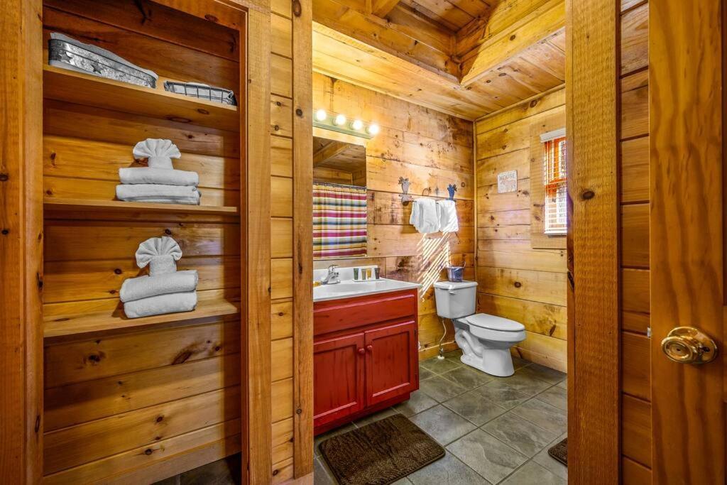 Charming Cabin W/ Hot Tub, Game Room, Top Location Pigeon Forge Esterno foto