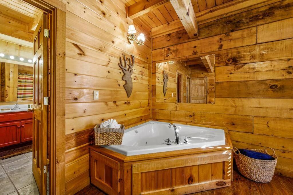 Charming Cabin W/ Hot Tub, Game Room, Top Location Pigeon Forge Esterno foto