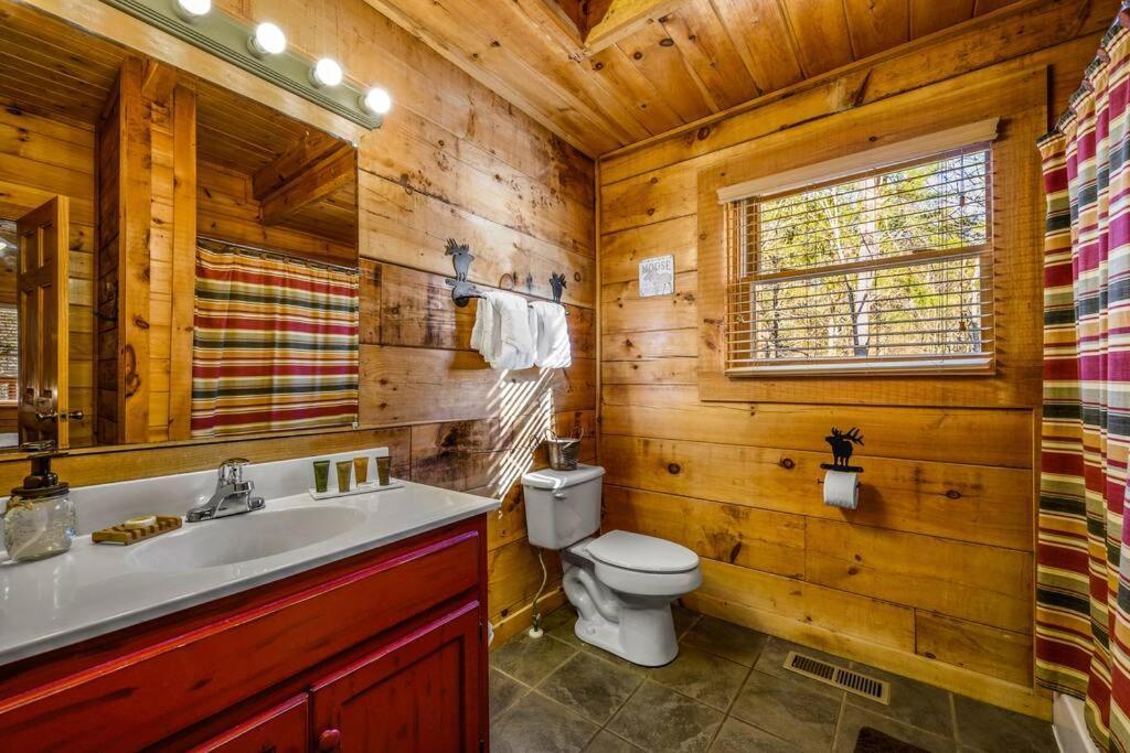 Charming Cabin W/ Hot Tub, Game Room, Top Location Pigeon Forge Esterno foto