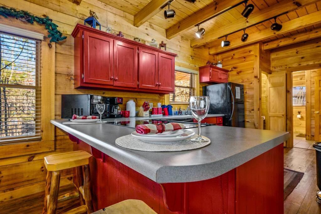 Charming Cabin W/ Hot Tub, Game Room, Top Location Pigeon Forge Esterno foto