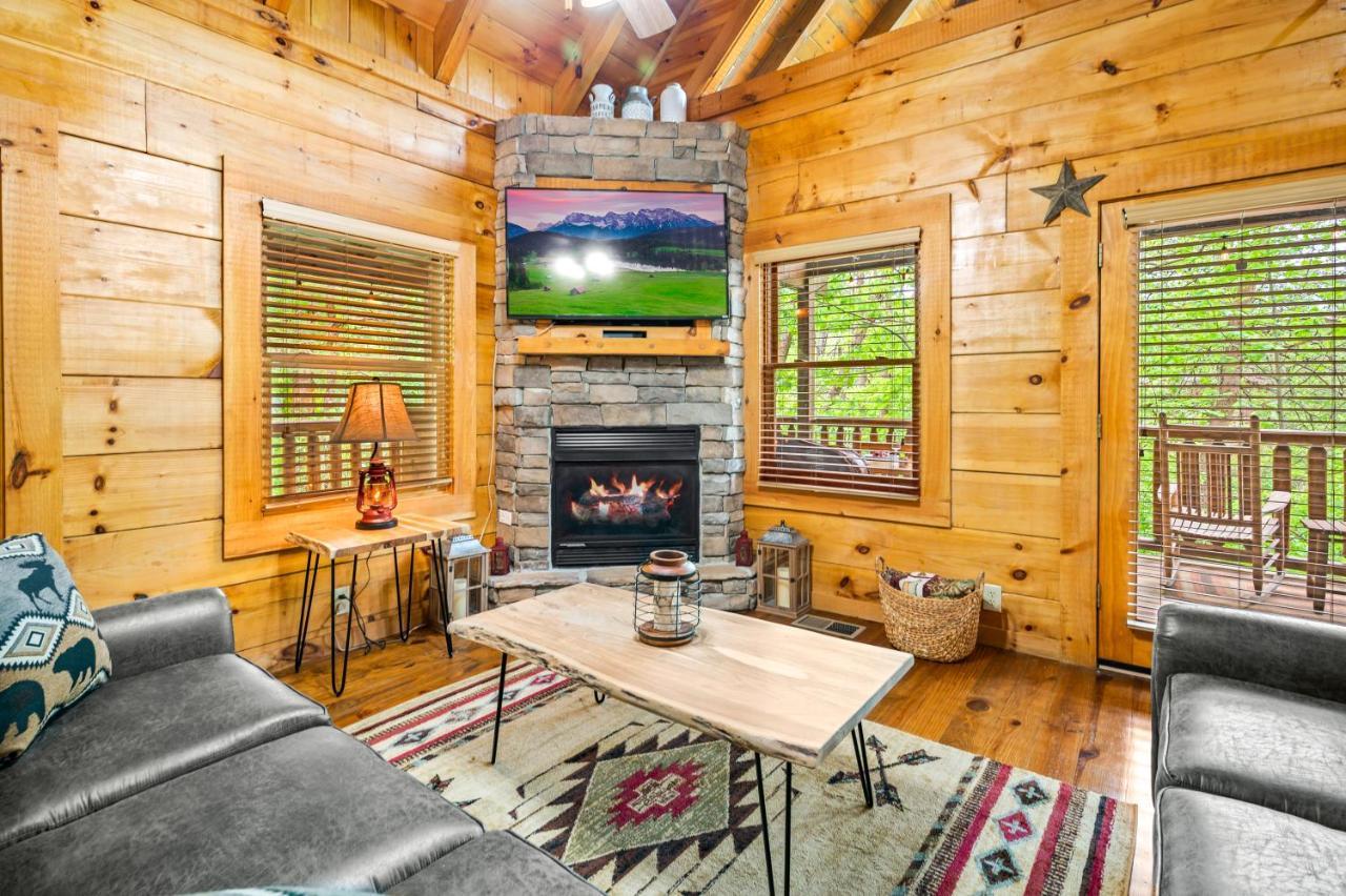 Charming Cabin W/ Hot Tub, Game Room, Top Location Pigeon Forge Esterno foto